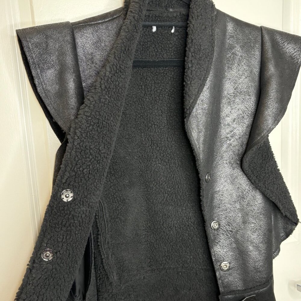 Bold & Textured: Black Sherpa-Lined Faux Leather Vest - Picture 3 of 7